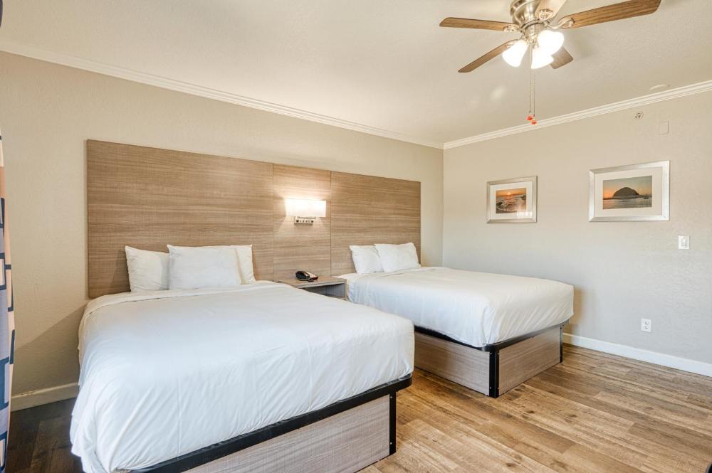 Queen Room with Two Queen Beds - Non-Smoking interior