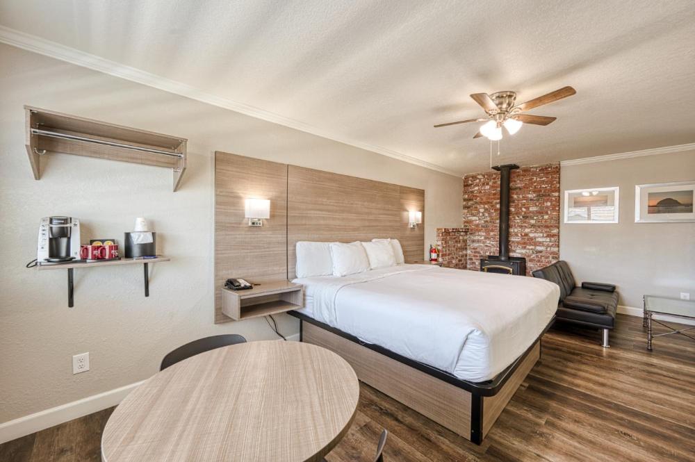 Deluxe King Suite interior