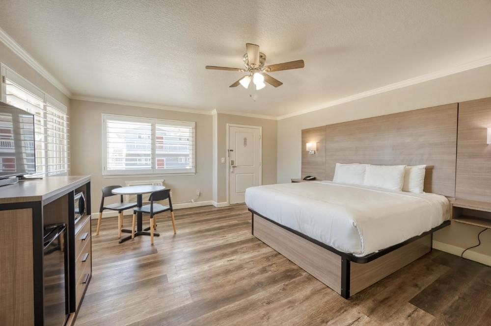 King Room - Non-Smoking interior