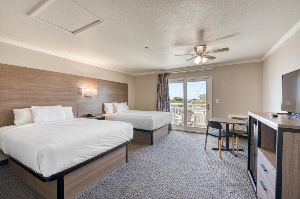 Deluxe Queen Room with Two Queen Beds and Ocean View - Non-Smoking interior
